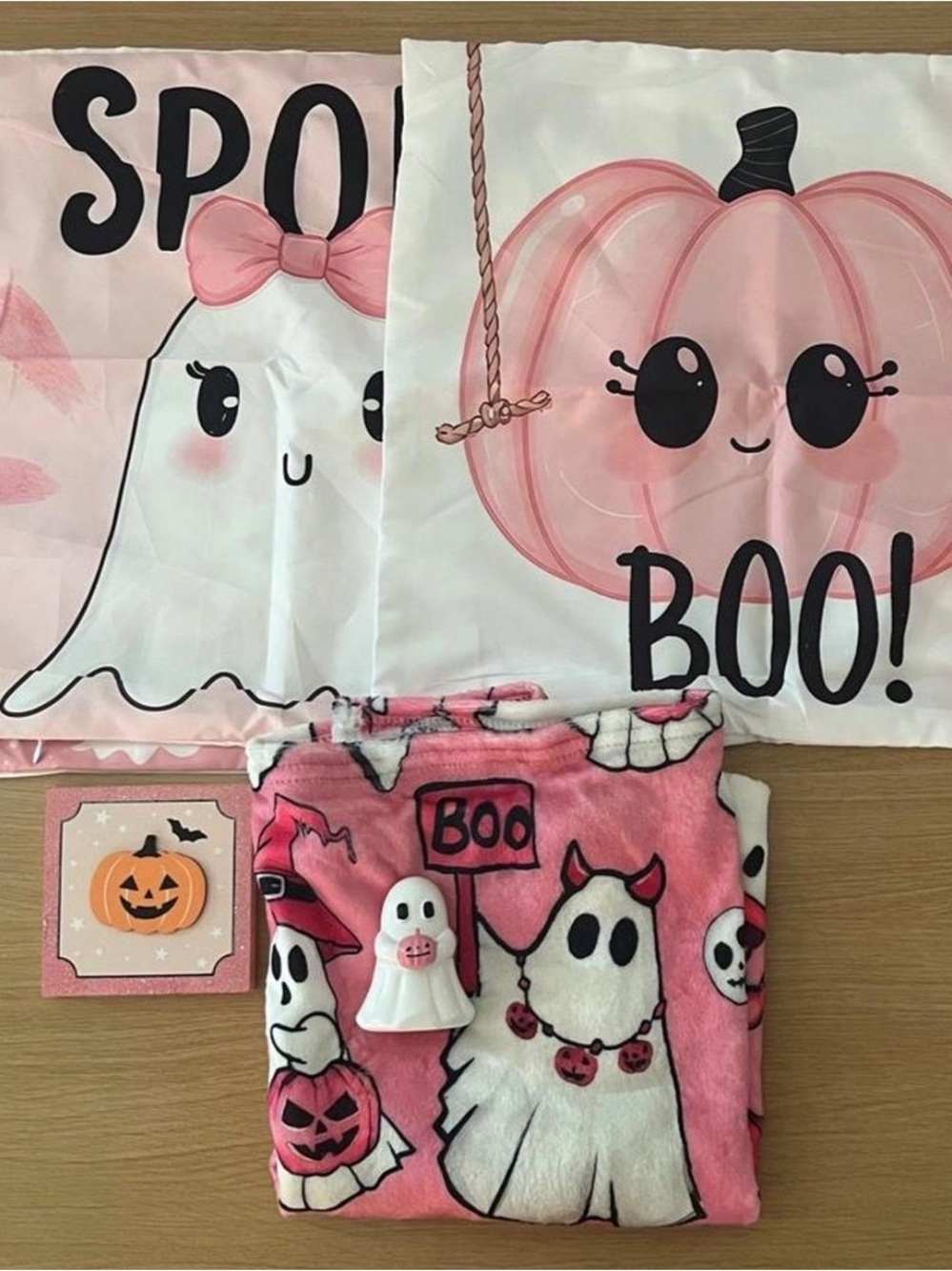 Cutesy Halloween pillowcase and decor set